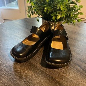 🕊️ Paloma Embossed Rose Leather Comfort Alegria Womens Shoes PAL-531